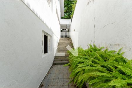 Casa à venda com 380m², 5 quartos e 5 vagas Casa à venda com 380m², 5 quartos e 5 vagasCorredor