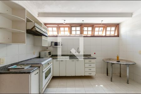 Casa à venda com 380m², 5 quartos e 5 vagas Casa à venda com 380m², 5 quartos e 5 vagasCozinha