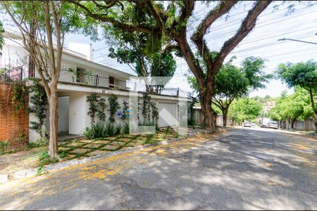 Casa à venda com 380m², 5 quartos e 5 vagas Casa à venda com 380m², 5 quartos e 5 vagasFachada