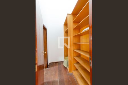 Casa à venda com 380m², 5 quartos e 5 vagas Casa à venda com 380m², 5 quartos e 5 vagasCloset da suíte 2