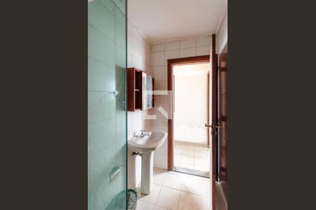 Casa à venda com 380m², 5 quartos e 5 vagas Casa à venda com 380m², 5 quartos e 5 vagasBanheiro de serviço