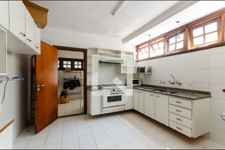 Casa à venda com 380m², 5 quartos e 5 vagas Casa à venda com 380m², 5 quartos e 5 vagasCozinha