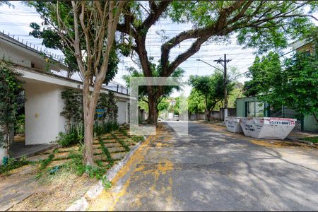 Casa à venda com 380m², 5 quartos e 5 vagas Casa à venda com 380m², 5 quartos e 5 vagasFachada