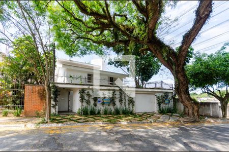 Casa à venda com 380m², 5 quartos e 5 vagas Casa à venda com 380m², 5 quartos e 5 vagasFachada