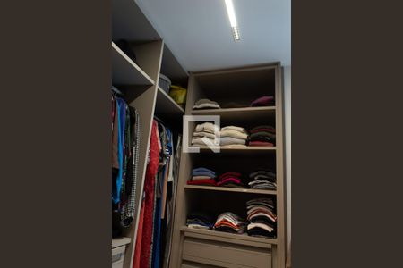Apartamento à venda com 191m², 2 quartos e 4 vagas Apartamento à venda com 191m², 2 quartos e 4 vagasCloset