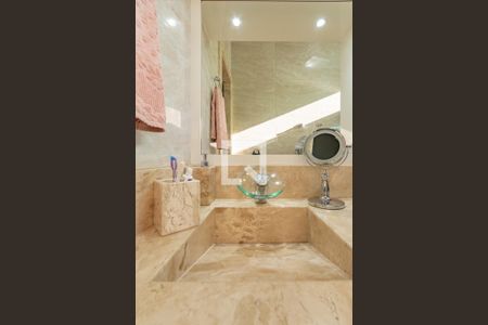 Casa à venda com 252m², 3 quartos e 4 vagasBanheiro social 1