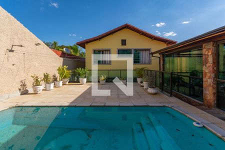 Casa à venda com 252m², 3 quartos e 4 vagasPiscina