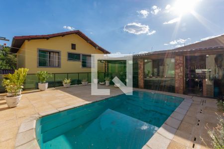 Casa à venda com 252m², 3 quartos e 4 vagasPiscina