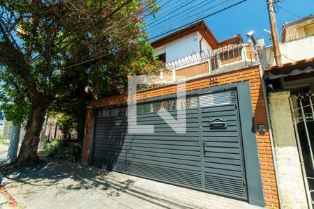 Casa à venda com 147m², 3 quartos e 2 vagas Casa à venda com 147m², 3 quartos e 2 vagasFachada