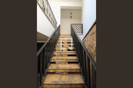 Casa à venda com 354m², 3 quartos e 2 vagasEscada de entrada