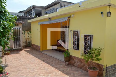 Casa à venda com 125m², 3 quartos e 2 vagas Casa à venda com 125m², 3 quartos e 2 vagasFachada