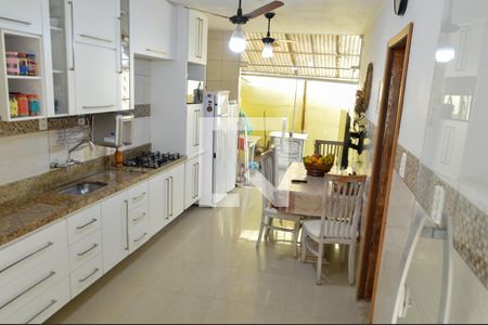 Casa à venda com 125m², 3 quartos e 2 vagas Casa à venda com 125m², 3 quartos e 2 vagasCozinha