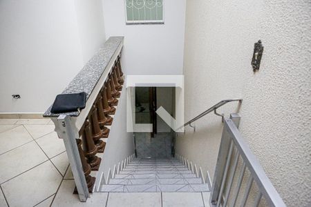 Casa à venda com 200m², 4 quartos e 2 vagas Casa à venda com 200m², 4 quartos e 2 vagasEscada