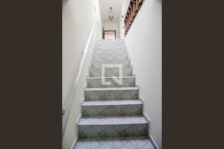 Casa à venda com 200m², 4 quartos e 2 vagas Casa à venda com 200m², 4 quartos e 2 vagasEscada