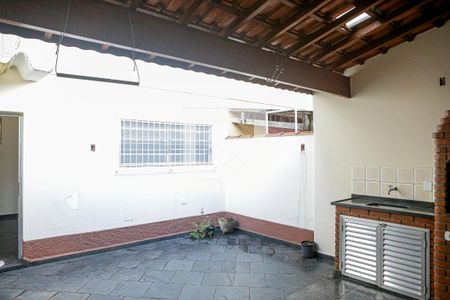 Casa à venda com 200m², 4 quartos e 2 vagas Casa à venda com 200m², 4 quartos e 2 vagasQuintal - Area de Serviço - Churrasqueira