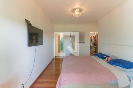 Casa à venda com 530m², 5 quartos e 5 vagasSuíte 1