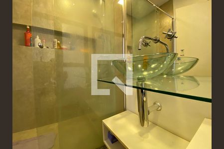 Apartamento à venda com 70m², 2 quartos e 2 vagas Apartamento à venda com 70m², 2 quartos e 2 vagasBanheiro da Suíte