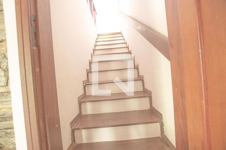 Casa à venda com 408m², 4 quartos e 4 vagas Casa à venda com 408m², 4 quartos e 4 vagasEscada