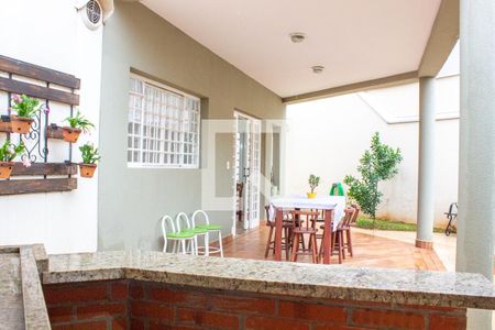 Casa à venda com 243m², 4 quartos e 3 vagas Casa à venda com 243m², 4 quartos e 3 vagasÁrea comum