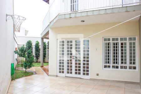 Casa à venda com 243m², 4 quartos e 3 vagas Casa à venda com 243m², 4 quartos e 3 vagasÁrea comum