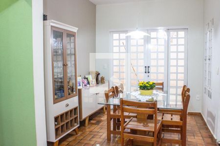 Casa à venda com 243m², 4 quartos e 3 vagas Casa à venda com 243m², 4 quartos e 3 vagasSala de Jantar
