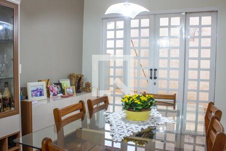 Casa à venda com 243m², 4 quartos e 3 vagas Casa à venda com 243m², 4 quartos e 3 vagasSala de Jantar