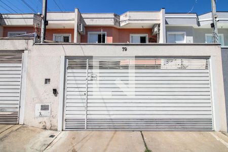 Casa à venda com 90m², 3 quartos e 2 vagas Casa à venda com 90m², 3 quartos e 2 vagasFachada