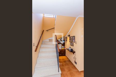 Casa à venda com 197m², 3 quartos e 4 vagas Casa à venda com 197m², 3 quartos e 4 vagasEscada