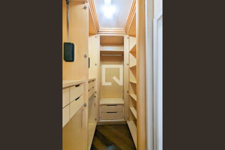 Apartamento à venda com 208m², 4 quartos e 1 vaga Apartamento à venda com 208m², 4 quartos e 1 vagaCloset da suíte 3