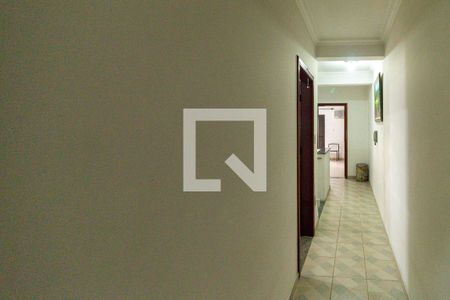 Casa à venda com 350m², 4 quartos e 5 vagasCorredor e escada