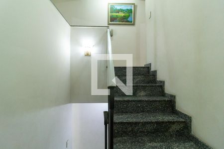 Casa à venda com 350m², 4 quartos e 5 vagasCorredor e escada