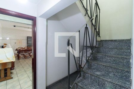 Casa à venda com 350m², 4 quartos e 5 vagasCorredor e escada