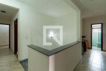 Casa à venda com 350m², 4 quartos e 5 vagasCorredor e escada