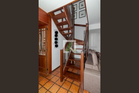 Apartamento à venda com 208m², 3 quartos e 2 vagas Apartamento à venda com 208m², 3 quartos e 2 vagasEscada