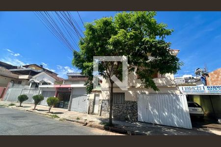 Casa à venda com 284m², 4 quartos e 3 vagas Casa à venda com 284m², 4 quartos e 3 vagasFachada