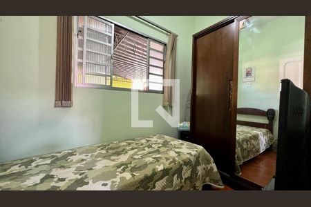 Casa à venda com 284m², 4 quartos e 3 vagas Casa à venda com 284m², 4 quartos e 3 vagasQuarto 4