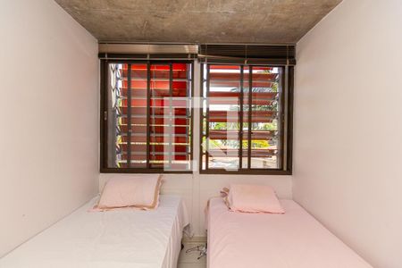 Casa à venda com 370m², 4 quartos e 4 vagas Casa à venda com 370m², 4 quartos e 4 vagasQuarto 4