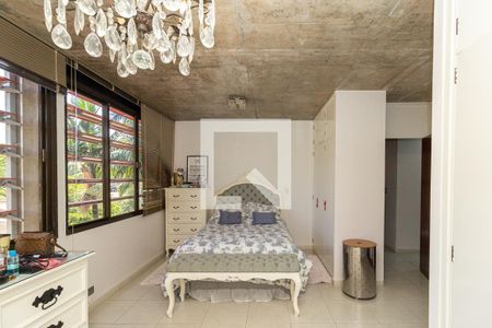Casa à venda com 370m², 4 quartos e 4 vagas Casa à venda com 370m², 4 quartos e 4 vagasQuarto 6