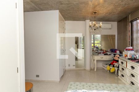 Casa à venda com 370m², 4 quartos e 4 vagas Casa à venda com 370m², 4 quartos e 4 vagasQuarto 6
