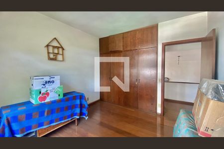 Casa à venda com 361m², 4 quartos e 2 vagas Casa à venda com 361m², 4 quartos e 2 vagasQuarto