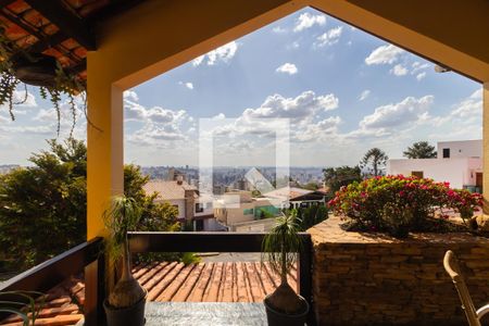 Casa à venda com 374m², 5 quartos e 4 vagasvaranda