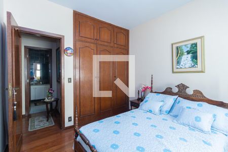 Casa à venda com 374m², 5 quartos e 4 vagasQuarto 2