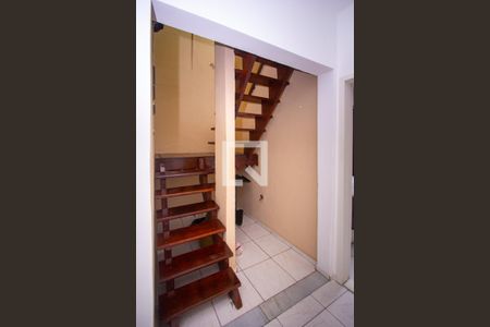 Casa à venda com 70m², 2 quartos e sem vaga Casa à venda com 70m², 2 quartos e sem vagaEscada