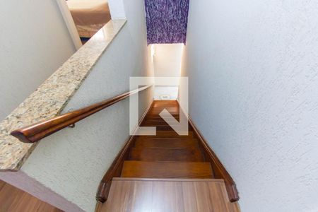 Casa à venda com 216m², 3 quartos e 4 vagas Casa à venda com 216m², 3 quartos e 4 vagasEscada