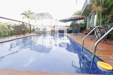 Casa à venda com 374m², 5 quartos e 5 vagas Casa à venda com 374m², 5 quartos e 5 vagasÁrea comum - Piscina