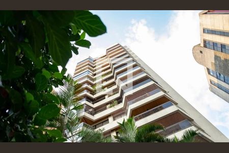 Apartamento à venda com 170m², 3 quartos e 3 vagas Apartamento à venda com 170m², 3 quartos e 3 vagasFachada