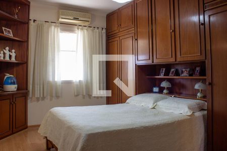 Casa à venda com 300m², 4 quartos e 4 vagas Casa à venda com 300m², 4 quartos e 4 vagasSuíte