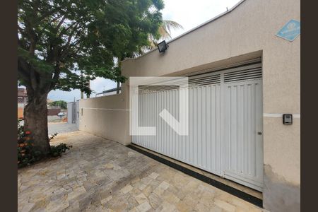 Casa à venda com 300m², 4 quartos e 4 vagas Casa à venda com 300m², 4 quartos e 4 vagasFachada