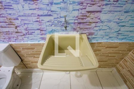 Banheiro/Área de serviço de casa para alugar com 1 quarto, 40m² em Parque Gerassi, Santo André