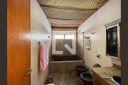 Casa à venda com 560m², 5 quartos e 6 vagas Casa à venda com 560m², 5 quartos e 6 vagasBanheiro da Suíte